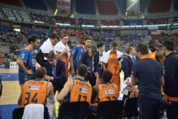 Velimir Perasovic dando instrucciones en un tiempo muerto.