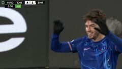Marc Guiu tira la puerta anotando un hat-trick: el segundo gol habla muy bien de él