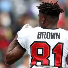 Former Buccaneers’ WR Antonio Brown blasts x 49ers QB Colin Kaepernick