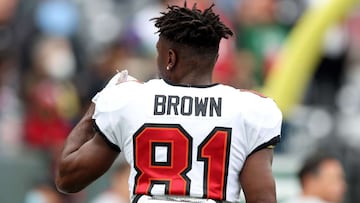 Former Buccaneers’ WR Antonio Brown blasts x 49ers QB Colin Kapernick