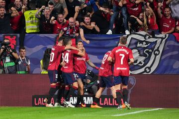 1-1. Cimy Ávila celebra con sus compañeroa el primer tanto  que marca en el minuto 75 de partido.