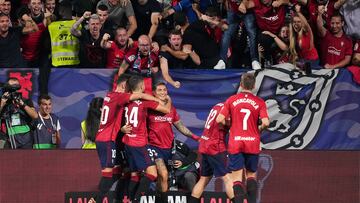 1-1. Cimy Ávila celebra con sus compañeroa el primer tanto que marca en el minuto 75 de partido.