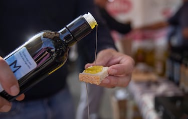 La comida vertebra la sociedad española y es una de nuestras señas de identidad. La dieta mediterránea (bien compartido con Chipre, Croacia, Grecia, Italia, Marruecos y Portugal) es el conjunto de conocimientos, competencias prácticas, rituales, tradiciones y símbolos relacionados con los cultivos y cosechas agrícolas, la pesca y la cría de animales, y también con la forma de conservar, transformar, cocinar, compartir y consumir los alimentos.