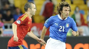 Iniesta y Pilo durante la final de la Eurocopa de 2012.