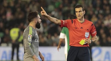 Martínez Munuera explains to Carvajal who's boss.