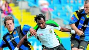 <b>MOTIVADO. </b>Memé Tchité jugó de titular y compartió delantera con Munitis. El burundés se mostró muy activo aunque el marcaje de Mavric no le permitió marcar.