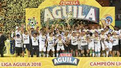MEDELLIN, COLOMBIA - DECEMBER 16: Sebasti&aacute;n Viera of Junior lifts the trophy to celebrate with his teammates after the second leg final match of the Torneo Clausura Liga Aguila 2018 between Independiente Medellin and Junior at Estadio Atanasio Girardot on December 16, 2018 in Medellin, Colombia. (Photo by Gabriel Aponte/Getty Images)