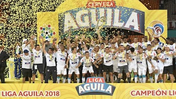 MEDELLIN, COLOMBIA - DECEMBER 16: Sebastián Viera of Junior lifts the trophy to celebrate with his teammates after the second leg final match of the Torneo Clausura Liga Aguila 2018 between Independiente Medellin and Junior at Estadio Atanasio Girardot on December 16, 2018 in Medellin, Colombia. (Photo by Gabriel Aponte/Getty Images)