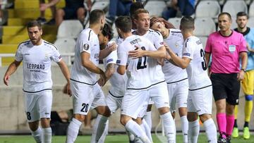 Los jugadores del Dudelange se abrazan tras un gol en Chipre.