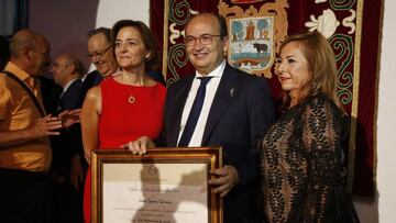 José Castro, recibiendo un premio en su Utrera natal.