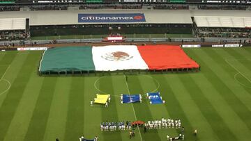 Durante la ceremonia de himnos nacionales, alrededor de 200 efectivos de la Secretar&iacute;a de Defensa Nacional (SEDENA) desplegaron una bandera mexicana.