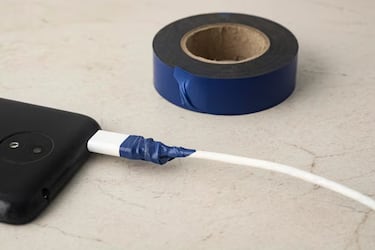 Coge un boli, rómpelo y solucionarás uno de los grandes problemas del cable de tu cargador