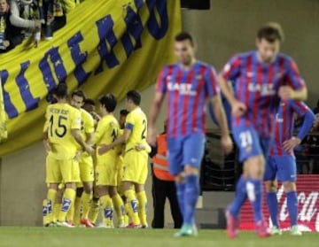 Los jugadores del Villarreal celebran el gol del argentino Luciano Vietto. 1-0.