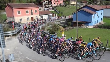 GRAF1661. VILLAVICIOSA (ASTURIAS), 31/10/2020.- El pelotón rueda durante la etapa Villaviciosa - Alto de la Farrapona, la décimo primera de la 75 edición de la Vuelta a España de ciclismo 2020. Una etapa durísima de 170 kilómetros con cuatro puertos de Primera y llegada a la Farrapona (16,5 km al 6,2 por ciento de desnivel y cuatro km al final con rampas hasta el 12 por ciento de desnivel). EFE/Kiko Huesca. EFE/Kiko Huesca