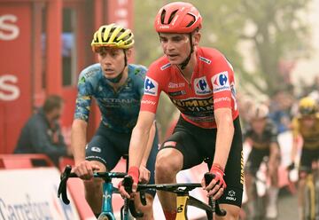 El corredor francés Lenny Martínez y el corredor español David De la Cruz entrando en meta.