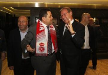 El alcalde de Le車n, Antonio Silv芍n saluda a Tom芍s Roncero.
