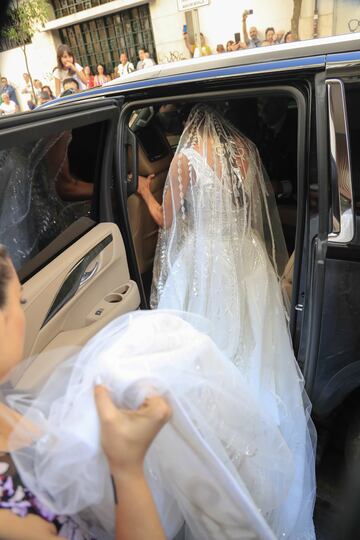 La novia Pilar Rubio saliendo del hotel para dirigirse a la catedral del Sevilla.