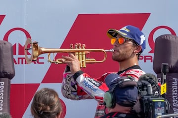 El piloto italiano Enea Bastianini, del equipo Ducati Lenovo, celebra en el podio tras ganar la carrera de MotoGP del Gran Premio de Motociclismo de Emilia Romagna.