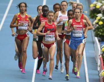 La atleta española Dolores Checa (izda), la estadounidense Kim Conley (centro) y la rusa Elena Nagovitsyna (dcha) compiten en los 5.000m femeninos de los Mundiales de Atletismo Moscú 2013 que se celebran en el Estadio Olímpico Luzhnikí