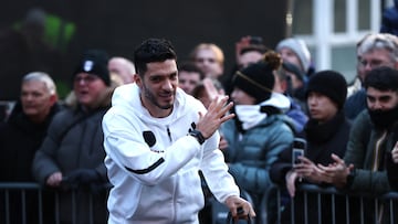 Soccer Football - Premier League - Crystal Palace v Fulham - Selhurst Park, London, Britain - January 1, 2026 Fulham's Raul Jimenez arrives at the stadium ahead of the match REUTERS/David Klein EDITORIAL USE ONLY. NO USE WITH UNAUTHORIZED AUDIO, VIDEO, DATA, FIXTURE LISTS, CLUB/LEAGUE LOGOS OR 'LIVE' SERVICES. ONLINE IN-MATCH USE LIMITED TO 120 IMAGES, NO VIDEO EMULATION. NO USE IN BETTING, GAMES OR SINGLE CLUB/LEAGUE/PLAYER PUBLICATIONS. PLEASE CONTACT YOUR ACCOUNT REPRESENTATIVE FOR FURTHER DETAILS..