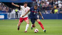 Delaney disputa un balón con Mbappé durante el Francia-Dinamarca.