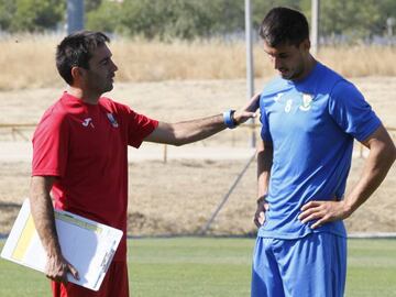 Garitano conversa con Gabriel en la pretemporada de 2016.