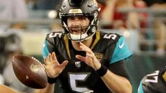 JACKSONVILLE, FL - AUGUST 17: Blake Bortles #5 of the Jacksonville Jaguars catches a snap during a preseason game against the Tampa Bay Buccaneers at EverBank Field on August 17, 2017 in Jacksonville, Florida.   Sam Greenwood/Getty Images/AFP
 == FOR NEWSPAPERS, INTERNET, TELCOS &amp; TELEVISION USE ONLY ==