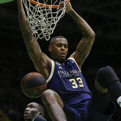 Laso innova y el Madrid rompe al Betis con tres pívots en pista