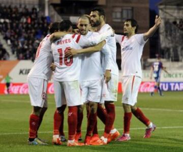 1-3. José Antonio Reyes celebró con sus compañeros el tercer gol.