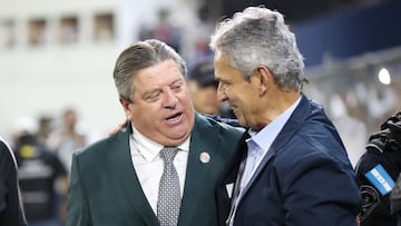 El seleccionador de Honduras Reinaldo Rueda (d) saluda al seleccionador de Costa Rica Miguel Herrera este jueves, en un partido por las eliminatorias de la Concacaf al Mundial de 2026 entre Honduras y Costa Rica en el Estadio General Francisco Morazán, en San Pedro Sula (Honduras)