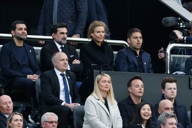 En 2021, el Newcastle United fue adquirido por el Fondo de Inversión Pública (PIF) de Arabia Saudí por aproximadamente 415 millones de euros, en una operación que transformó radicalmente el panorama del fútbol inglés. El consorcio comprador también incluía a PCP Capital Partners y RB Sports & Media, aunque el PIF se convirtió en el accionista mayoritario con un 80% de participación.
En la imagen, el palco de St. James Park, en un partido de 2023, en la fila superior, el príncipe heredero Mohammed bin Salman, dueño de PIF, Mehrdad Ghodoussi, Amanda Staveley (dueños de PCP, pero ya fuera del club) y Jamie Reuben, accionista minoritario del Newcastle.