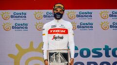 Matteo Moschetti, con el trofeo de ganador en la cuarta etapa de la Vuelta a Valencia.