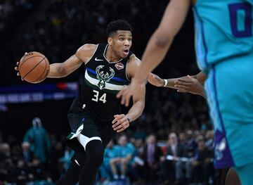 Dos MVPs y una premio como mejor defensor de la temporada. Antetokounmpo arranca la NBA con su espalda cubierta de galardones individuales; ahora, su objetivo debe ser el anillo de la NBA tras dos profundos fiascos en los últimos playoffs. Es un jugador total, capaz de desplegar sus habilidades en cualquier posición de la cancha. Solo le falta mejor su lanzamiento exterior, su gran talón de Aquiles. Los Bucks renovaron al griego por el mayor contrato de la historia: 228 millones de dólares en cinco años. Una media de 45,6 millones. Casi nada.