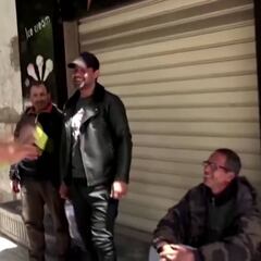 ¡Árbitro salió a mostrarle tarjetas a los que no cumplen con la distancia social!