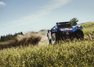 Sainz seguía ‘buceando’ en el mundo del buggy y en 2014 compitió con otro del equipo SMG con el que de nuevo lograba el triunfo en dos etapas, pero con el que también abandonaba tras protagonizar una rocambolesca historia: paró en una gasolinera al quedarse sin combustible, tuvo que negociar para pagar porque no llevaban dinero, y al intentar recuperar el tiempo perdido sufrió un espectacular vuelco que le obligó a abandonar.