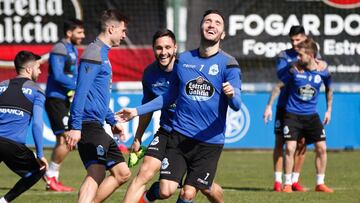 El buen ambiente ha vuelto al Deportivo, como demuestran Lucas y Andone durante la sesión.