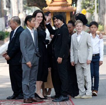 Angelina Jolie posa junto a sus hijos durante la visita a Camboya