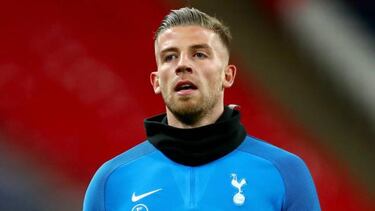 Who should Manchester United sign before the deadline?