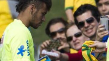 Neymar no puede olvidarse ni en Brasil de los problemas del club con el fisco.