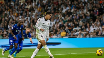 MADRID, 01/12/2024.- El centrocampista inglés del Real Madrid Jude Bellingham consigue de penalti el primer gol de su equipo en el partido de LaLiga entre el Real Madrid y el Getafe, este domingo en el estadio Santiago Bernabéu. EFE/ Ballesteros