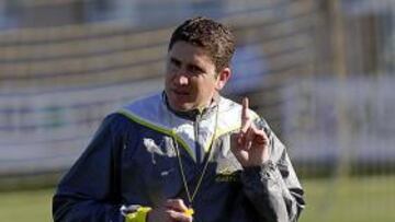 <b>DIALOGANTE Y EXIGENTE. </b>En las primeras sesiones de Juan Carlos Garrido ya se nota su mano. El técnico estuvo todo el tiempo corrigiendo a sus hombres, se mostró muy dialogante con sus futbolistas y empleó unos sistemas de juego que recordaron a la etapa de Manuel Pellegrini: reducción del campo con gomas y fútbol de toque rápido.
