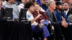 Video: Selena Gomez gets lovey-dovey with boyfriend Benny Blanco at Knicks game