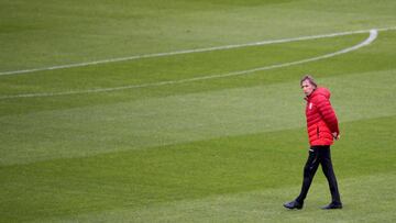 Peru's coach Argentine Ricardo Gareca walks the field during a practice session in Porto Alegre, Brazil, on July 1, 2019, ahead of the Copa America tournament football match between Chile and Peru. (Photo by Raul ARBOLEDA / AFP)
