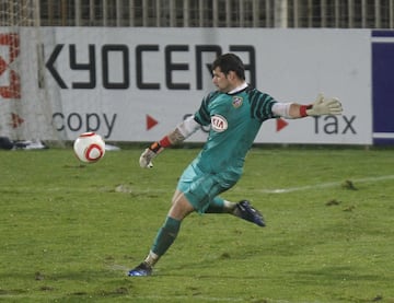 En 2010 ficha por el Atlético de Madrid B, donde permaneció dos temporadas como titular.