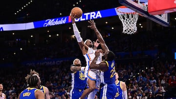 Shai Gilgeous-Alexander lanza en penetración con todo el quinteto de los Warriors pendiente de él.