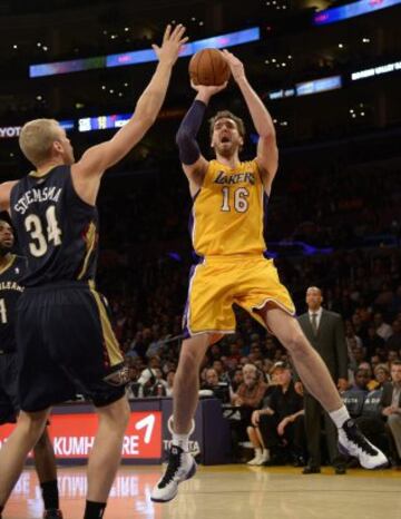 Pau Gasol lanza ante Greg Stiemsma.