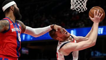 Davis Bertans intentaba una bandeja en el Wizards-Pistons durante la jornada de Martin Luther King, cuando
Markieff Morris le soltó un manotazo en la cara. En noviembre ya tiró al suelo al letón de un empujón, lo que
le costó una falta flagrante 1. Esta v