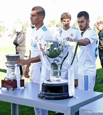 Casemiro y Dani Ceballos con los trofeos de la Supercopa de España y La Liga de la temporada 2016-2017.