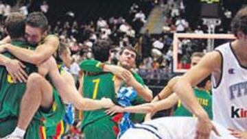 <b>CAL Y ARENA. </b>Los lituanos festejan su pase de ronda junto a la decepción de los italianos.