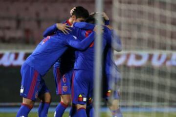 El jugador de Universidad de Chile, Felipe Mora, celebra su gol con sus compañeros contra San Luis durante el partido amistoso en el estadio Nacional de Santiago, Chile.